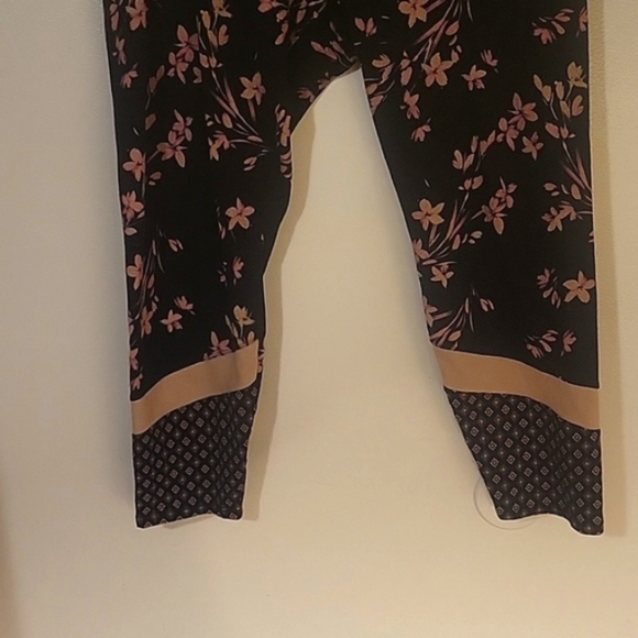Torrid Womy Black/Blush Pink Floral Leggings, Diamond Pattern on Bottom, Size: 4 - Picture 4 of 5